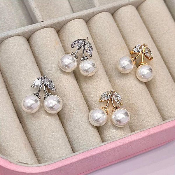 BRINCO CEREJINHA EM PEROLA E FOLHAS ZIRCONIA FIXO