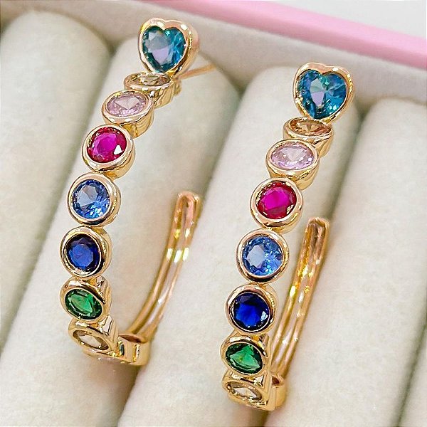 BRINCO LUXO ARGOLA COM ZIRCÔNIAS COLORIDAS E CORAÇ