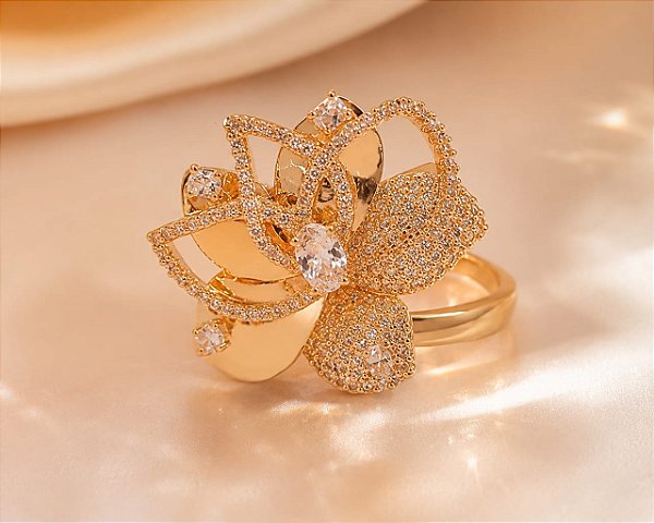 ANEL LUXO FLOR COM AROS CRAVEJADOS DE ZIRCONIA