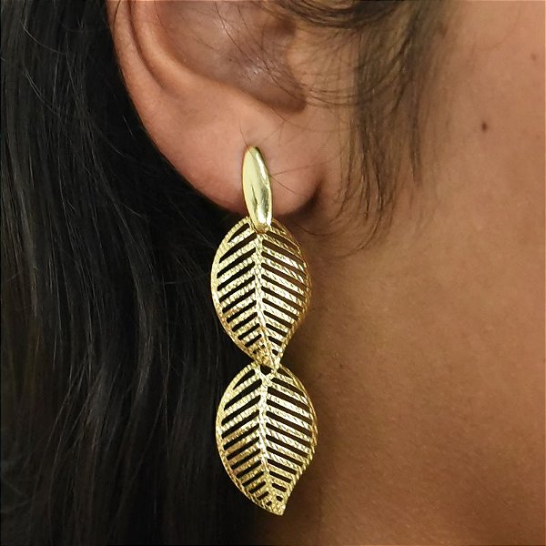 Brinco - BRINCO ORGANICO PENDENTE LONGO FOLHAS, COM PINO E TARRACHA 18K