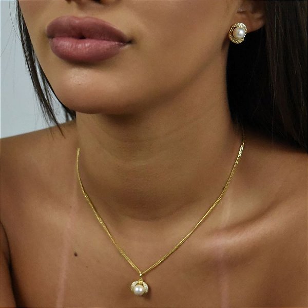 Conjunto - CONJUNTO 4 PEÇAS GARGANTILHA 45CM CARTIER E PINGENTE E PAR DE BRINCOS MODELO LUXO C DETALHES EM ZIRCONIAS E PEROLA AO CENTRO  6mm 6,7GR -18K
