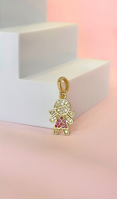PINGENTE MENINA CRAVEJADA C/VESTIDO ZIRC ROSA