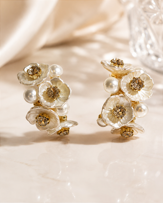 BRINCO ARGOLA COM FLORES, PÉROLAS E ZIRCÔNIA