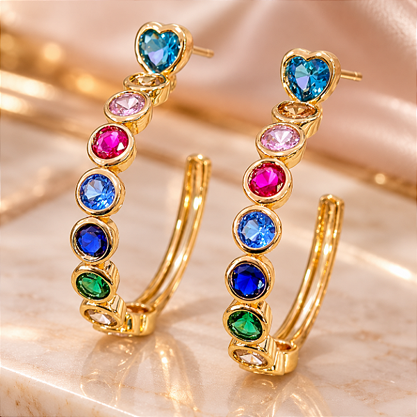 BRINCO LUXO ARGOLA COM ZIRCÔNIAS COLORIDAS E CORAÇ