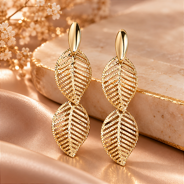 Brinco - BRINCO ORGANICO PENDENTE LONGO FOLHAS, COM PINO E TARRACHA 18K