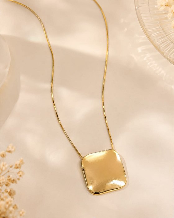 COLAR 70CM COM PINGENTE CHAPA CONCAVA QUADRADA TEXTURIZADA 8,4 GR 18K