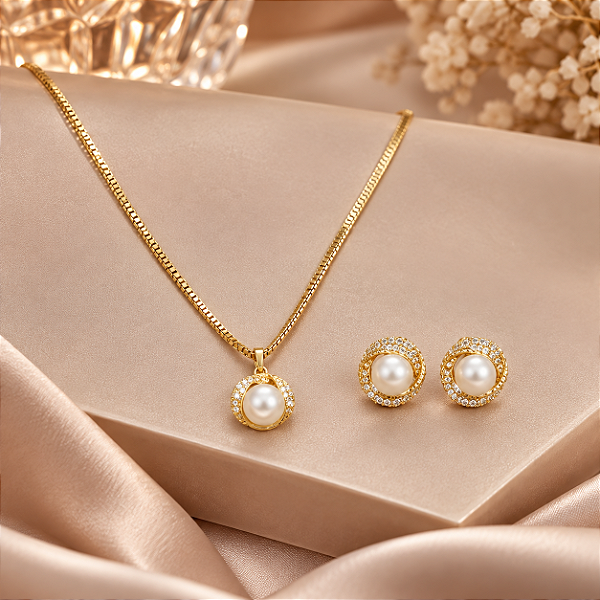 Conjunto - CONJUNTO 4 PEÇAS GARGANTILHA 45CM CARTIER E PINGENTE E PAR DE BRINCOS MODELO LUXO C DETALHES EM ZIRCONIAS E PEROLA AO CENTRO 6mm 6,7GR -18K