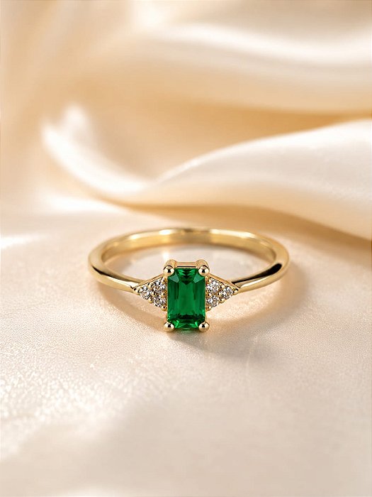ANEL PEDRA VERDE COM 4 ZIRC NA LATERAL