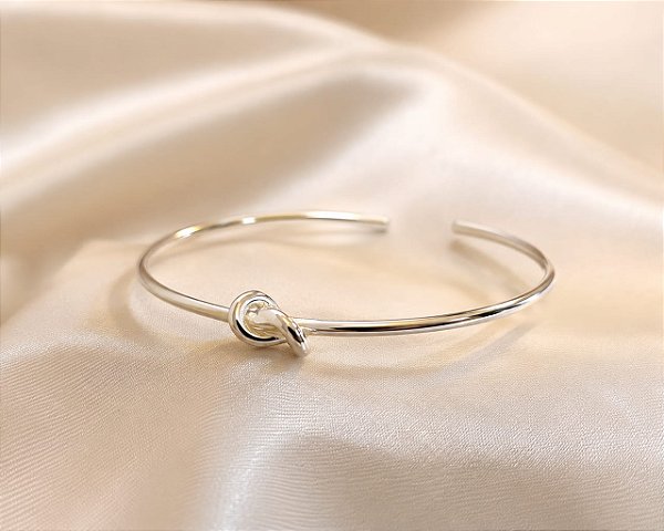 BRACELETE ABERTO ARO REDONDO E DETALHE NÓ PRATA