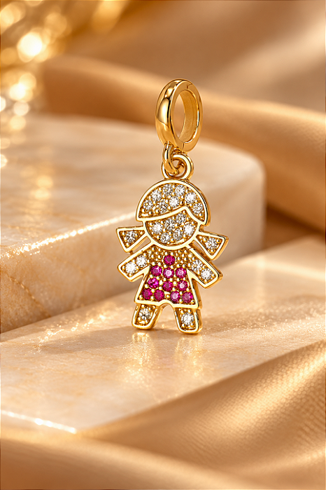 PINGENTE MENINA CRAVEJADA C/VESTIDO ZIRC ROSA