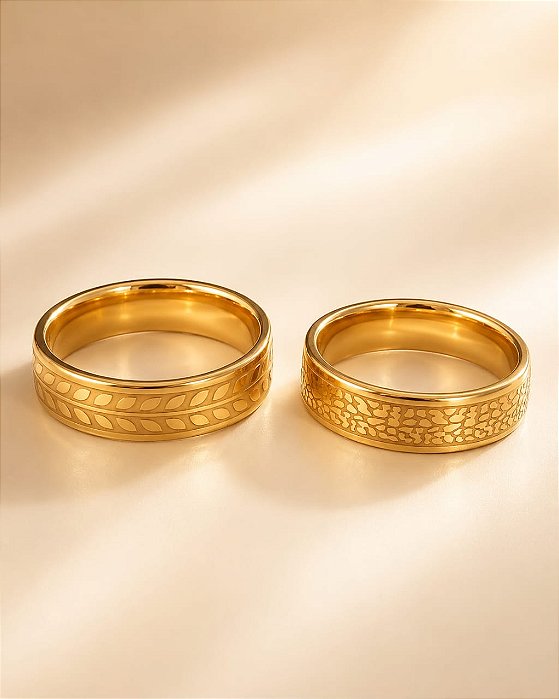 ALIANÇA DE COMPROMISSO TRABALHADA AÇO DOURADO