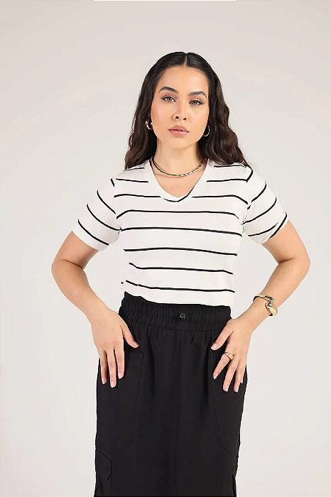 T-SHIRT GOLA V LISTRADA - BRANCO PURISSÍMO