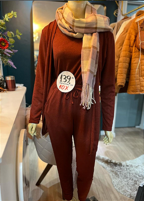 Conjunto Casual - Cardigan, Camiseta e Calça na cor Vinho