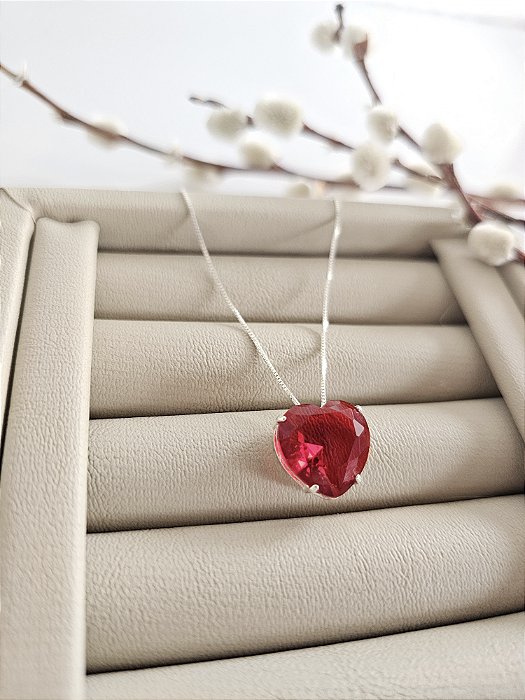 Colar com pingente coração de zircônia vermelho