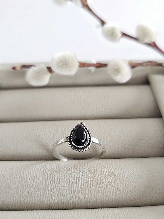 Anel Onix com Detalhes em Prata Envelhecida