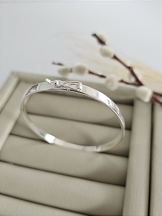 Bracelete de Prata Oval Liso Fio Meia Cana 4 mm com Fecho Trava