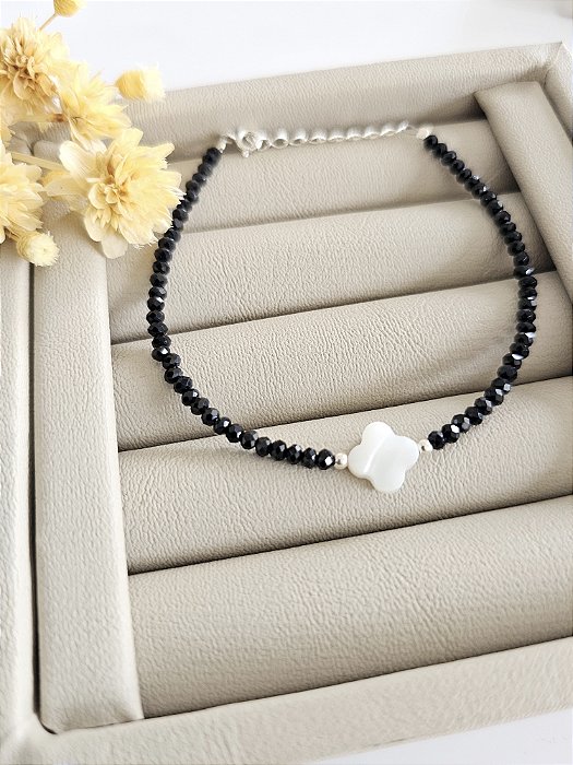 Pulseira com cristais preto e trevo de madrepérola
