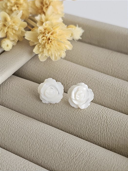 Brinco flor em madrepérola de 10mm