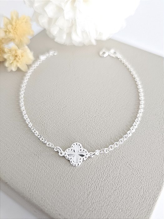Pulseira trevo lisa trabalhada 18,5 cm