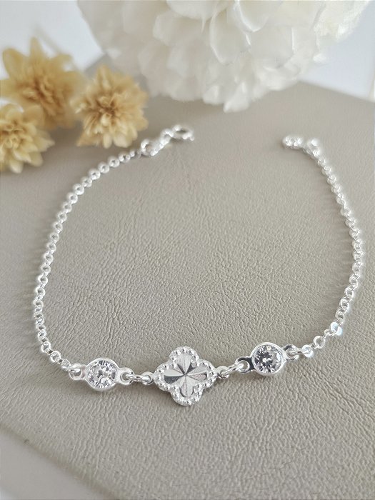 Pulseira trevo lisa com zircônias 19cm