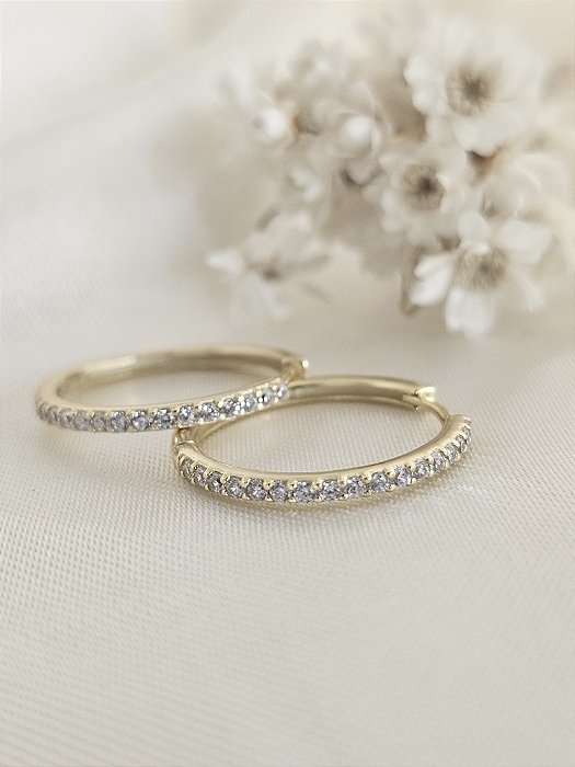 Brinco argola cravejada 18mm prata 925 banhada a ouro amarelo 18k
