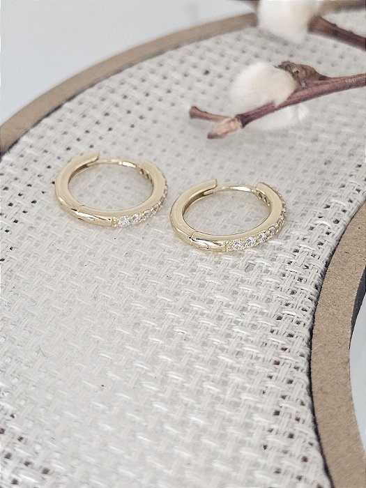 Brinco Argolinha Cravejada 13mm Prata 925 banhado a Ouro 18K