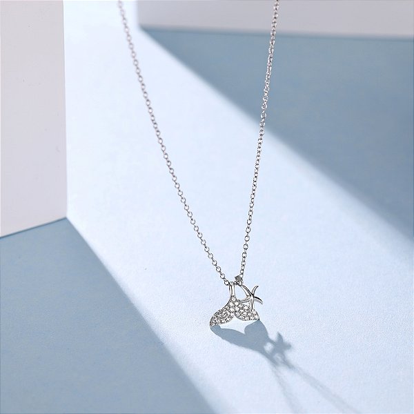 Colar com pingente rabo de baleia cravejado prata 925 e ródio