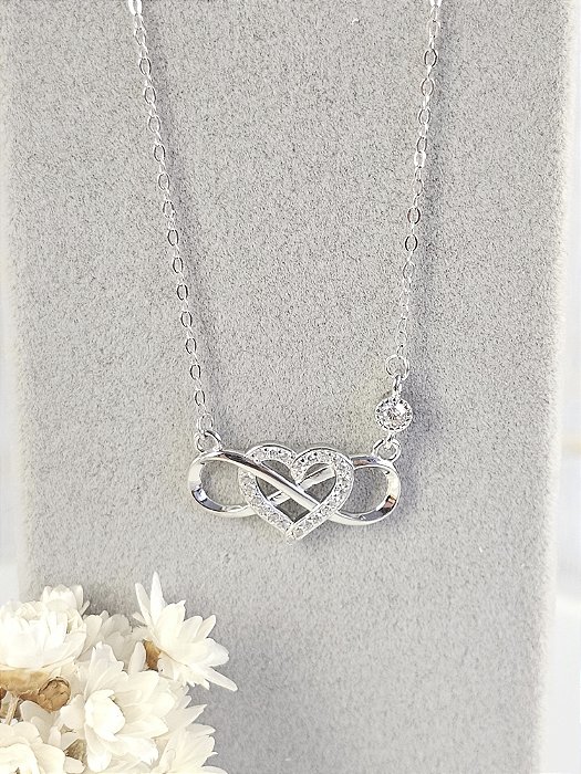 Colar infinito com coração cravejado prata 925 com banho de ródio