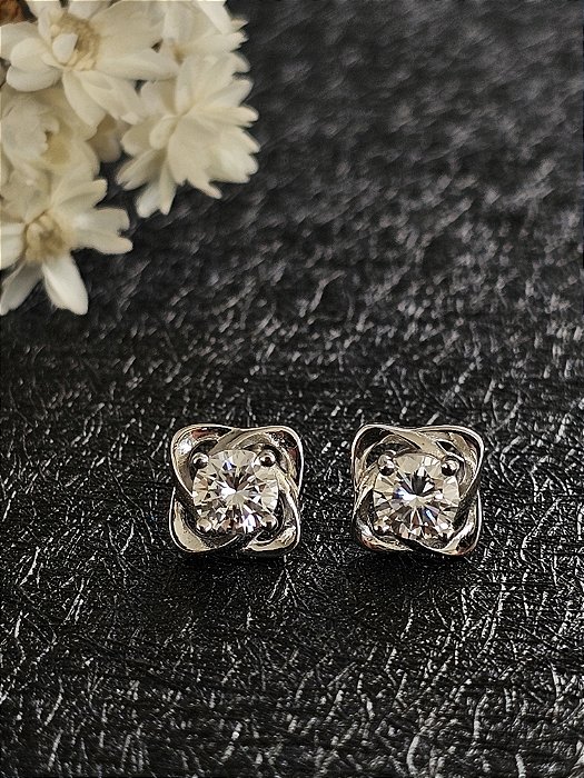 Brinco ponto de luz flor Moissanite 5mm prata 925 com banho de ródio