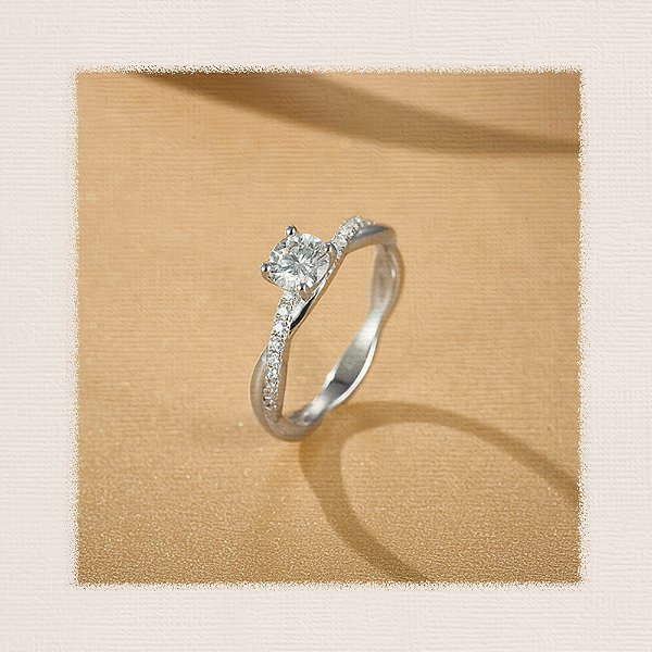 Anel solitário cravejado 5mm Moissanite prata 925 com banho de ródio