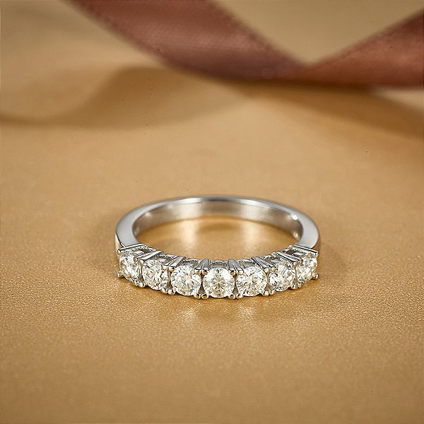 Anel meia aliança 7 pedras Moissanite 3mm prata 925 com banho de ródio
