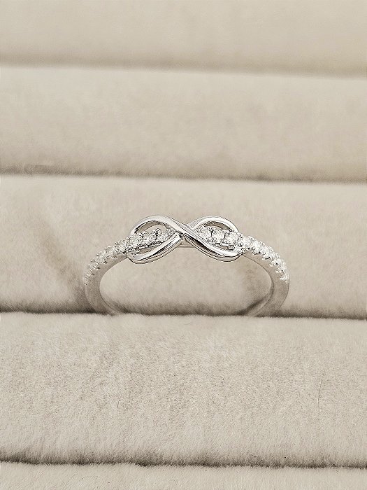Anel meia aliança com infinito Moissanite prata 925 com banho de ródio