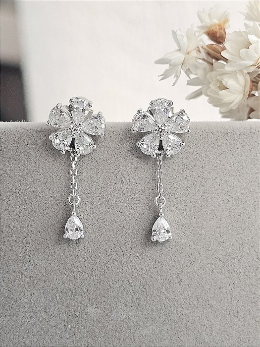 Brinco flor com gotinha prata 925 com banho de ródio