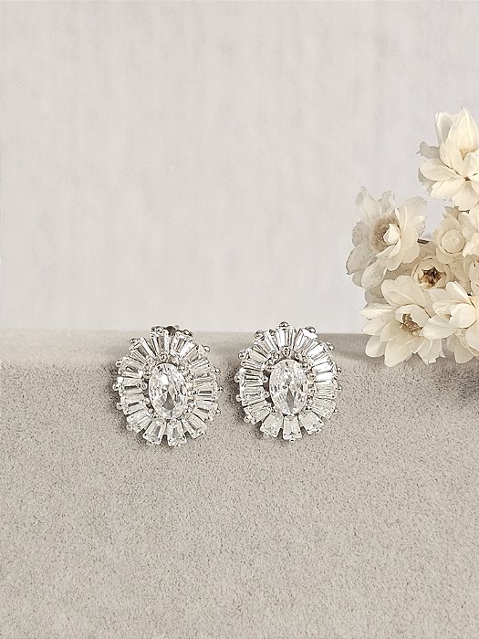 Brinco Oval cravejado prata 925 com banho de ródio