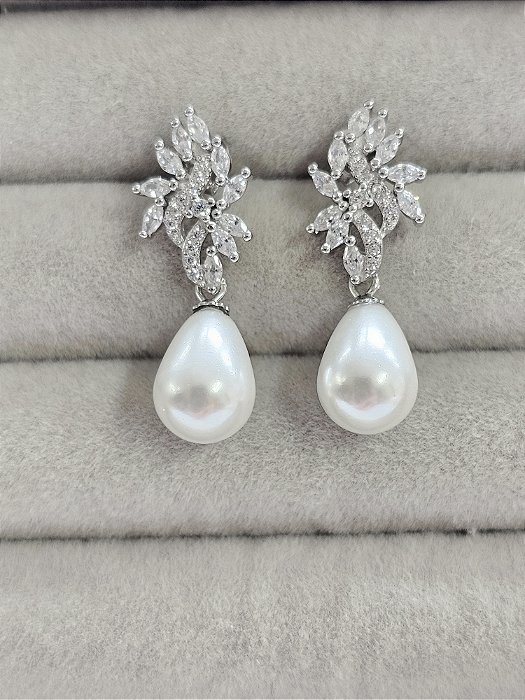 Brinco cravejado com pérola gota prata 925 com banho de ródio