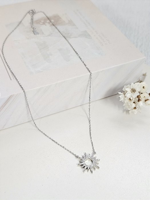 Colar Sol vazado cravejado prata 925 com ródio