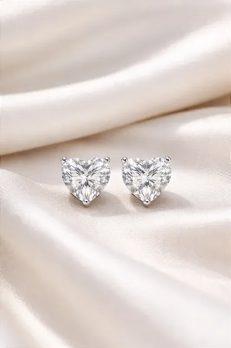 Brinco coração Moissanite 6,5mm/ 1.0ct prata 925 com banho de ródio