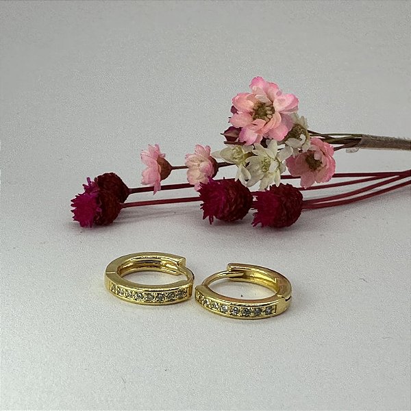 Brinco Semijoia Hipoalergênico Argola com Zirconias Happy Lyfe no Dourado