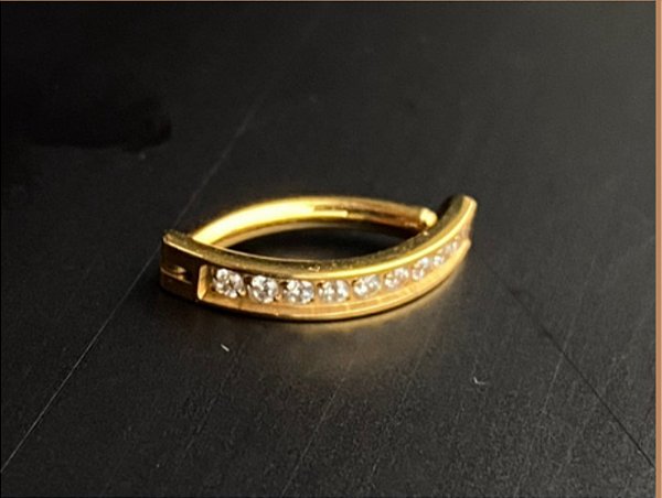 P0686 BANANA UMBIGO TITANIO  CLICKER ZIRCONIA GOLD
