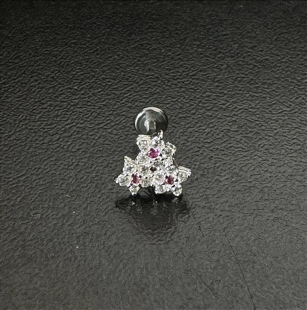P0667 LABRET RODIO  TRES FLORES CRAVEJADAS COM VERMELHO 8MM 1.2