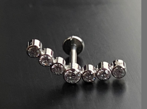 P0647 LABRET AÇO 8MM CLUSTER 7 PEDRAS ZIRCONIA