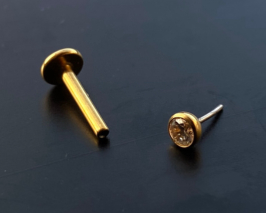 P0626 LABRET TITANIO 8MM PUSH PIN GOLD 1.2 PONTO DE LUZ 3MM