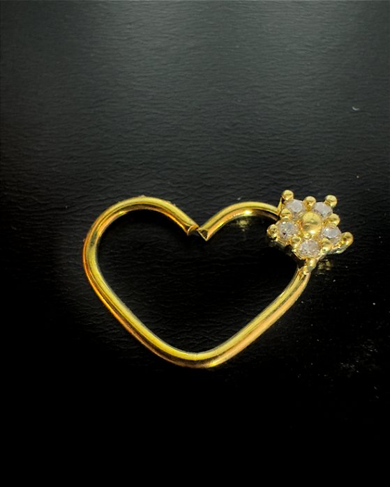 P0473 CORAÇAO RODIO DOURADO TORÇAO DAITH FLOR CRAVEJADA