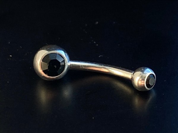 P0099 BANANA UMBIGO AÇO  STRASS PRETO 5MM