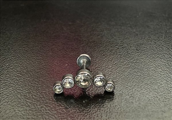 P0095 LABRET AÇO  CLUSTER 5 PEDRAS ZIRCONIA