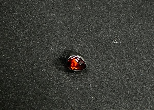 P0767 TOPO GOTA PEDRA GARNET TITÂNIO 1.6