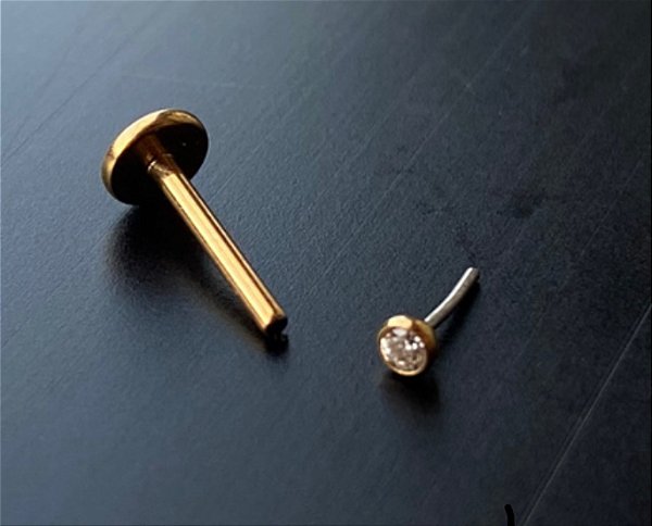 P0776 LABRET PVD GOLD 8MM PUSH PIN 1.2 PEDRA DE 2.5MM