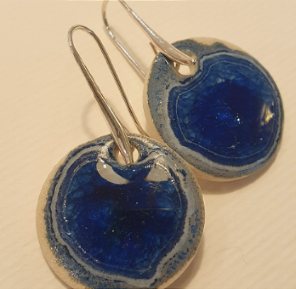 Brinco Nzinga pequeno de prata e porcelana