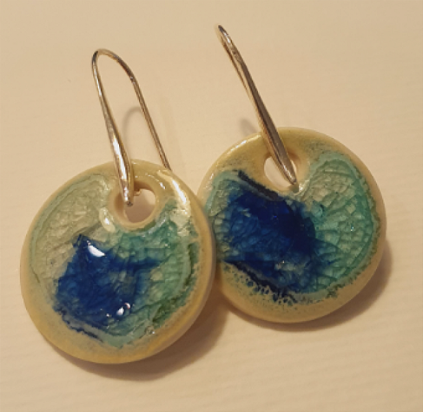 Brinco Mami Wata pequeno de prata e porcelana