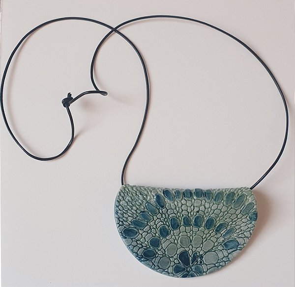 Colar de porcelana Aracne